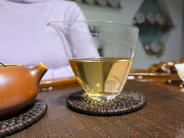 图为象明茏兴茶厂2008年蛮砖早春饼