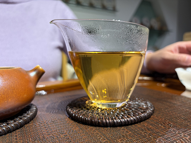 图为象明茏兴茶厂2008年蛮砖早春饼