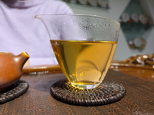 图为象明茏兴茶厂2008年蛮砖早春饼