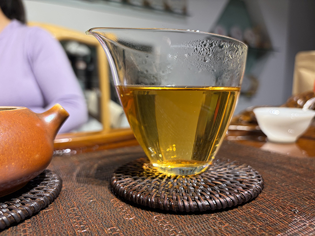图为象明茏兴茶厂2008年蛮砖早春饼