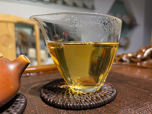 图为象明茏兴茶厂2008年蛮砖早春饼