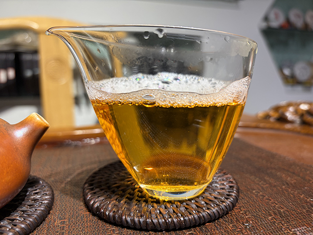 图为象明茏兴茶厂2008年蛮砖早春饼