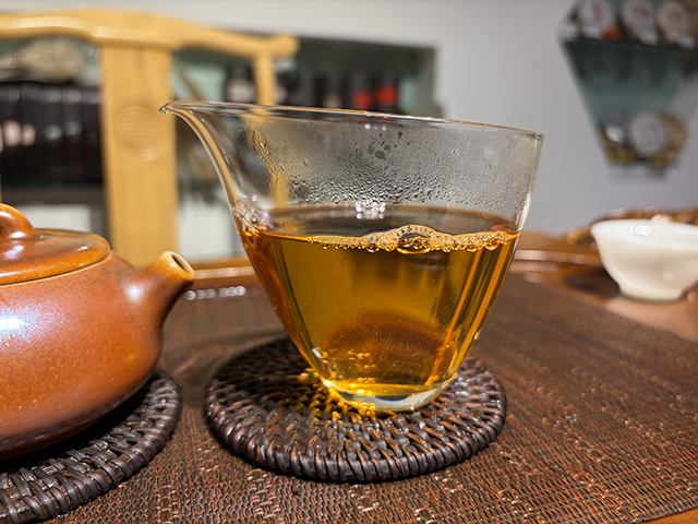 图为茏兴茶庄2006年蛮砖早春饼