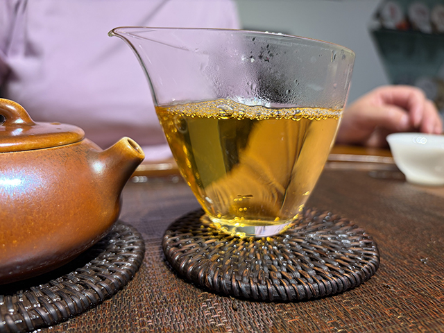 图为茏兴茶庄2006年蛮砖早春饼