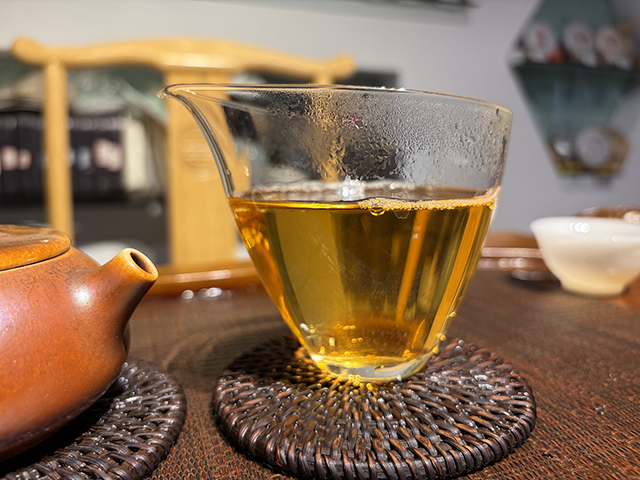 图为茏兴茶庄2006年蛮砖早春饼