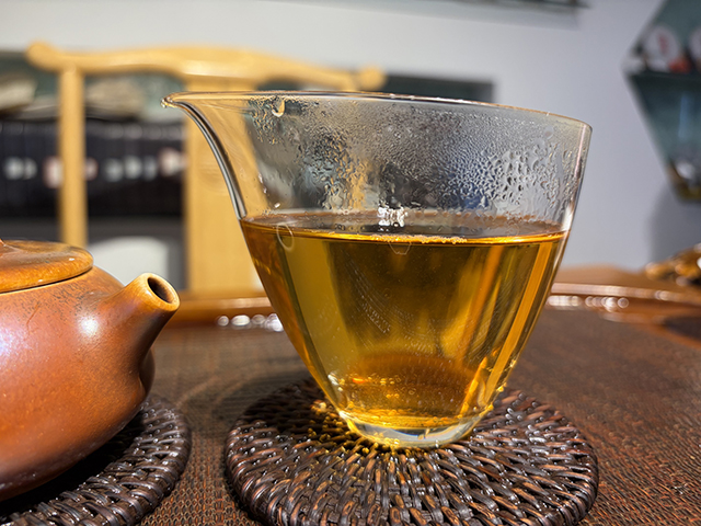 图为茏兴茶庄2006年蛮砖早春饼