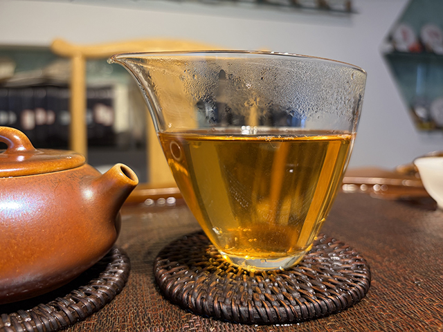 图为茏兴茶庄2006年蛮砖早春饼