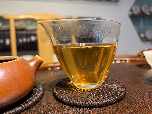 图为茏兴茶庄2006年蛮砖早春饼