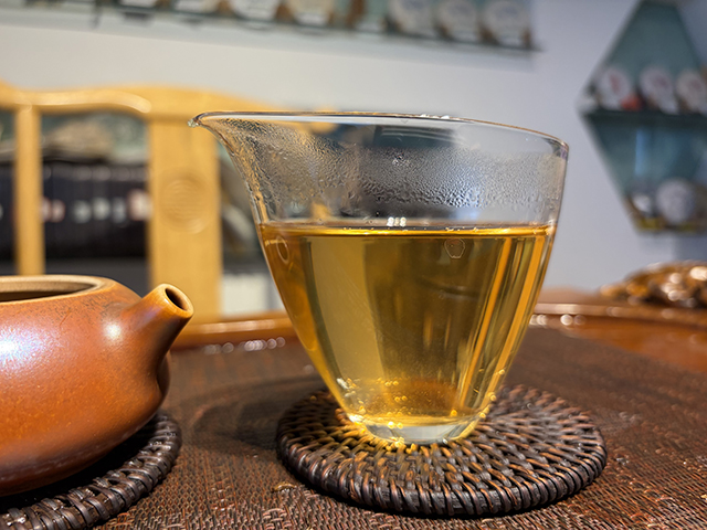 图为茏兴茶庄2006年蛮砖早春饼