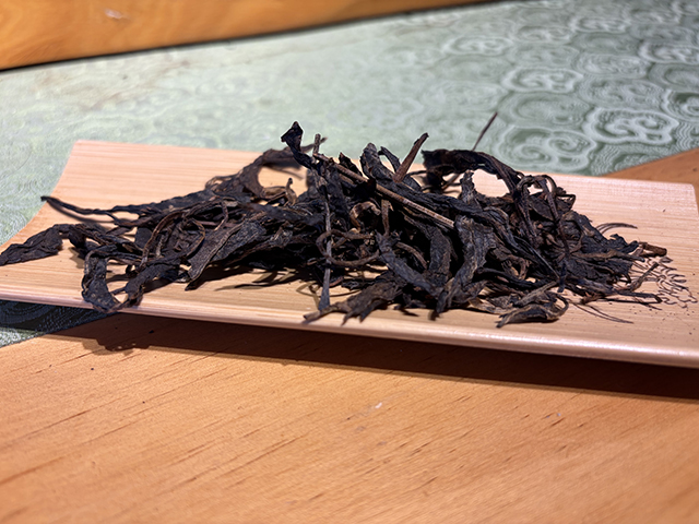 图为茏兴茶庄2006年蛮砖早春饼