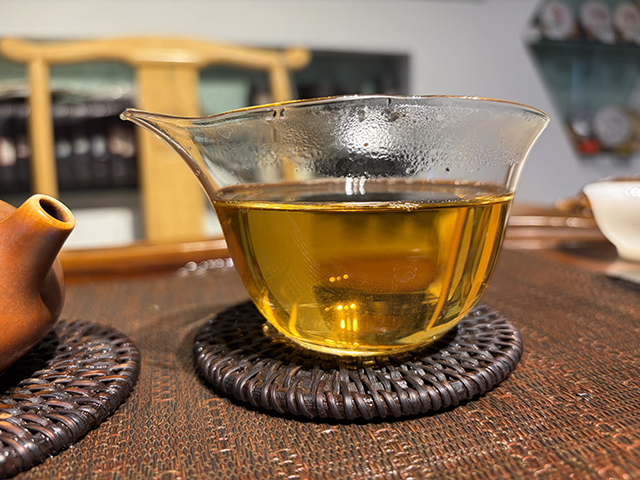 图为紫玉茶厂2006年忙肺古树青饼