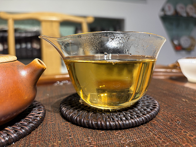 图为紫玉茶厂2006年忙肺古树青饼