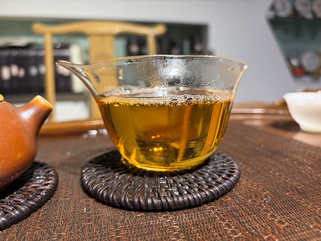 图为紫玉茶厂2006年忙肺古树青饼