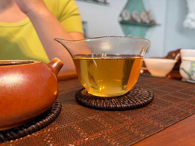 图为象明茏兴茶厂2008年蛮砖早春饼