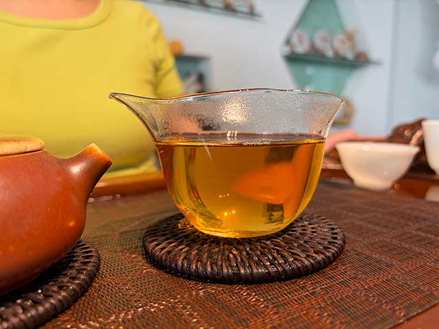 图为象明茏兴茶厂2008年蛮砖早春饼