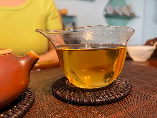 图为象明茏兴茶厂2008年蛮砖早春饼
