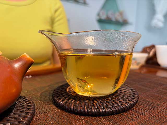 图为象明茏兴茶厂2008年蛮砖早春饼