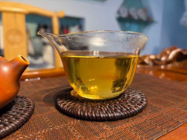 图为象明茏兴茶厂2008年蛮砖早春饼