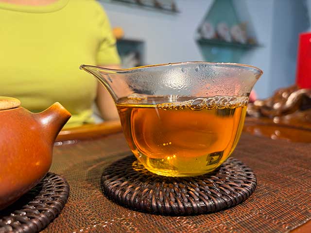 图为象明茏兴茶厂2008年蛮砖早春饼