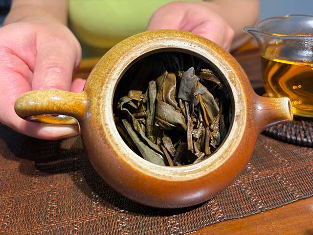 图为象明茏兴茶厂2008年蛮砖早春饼
