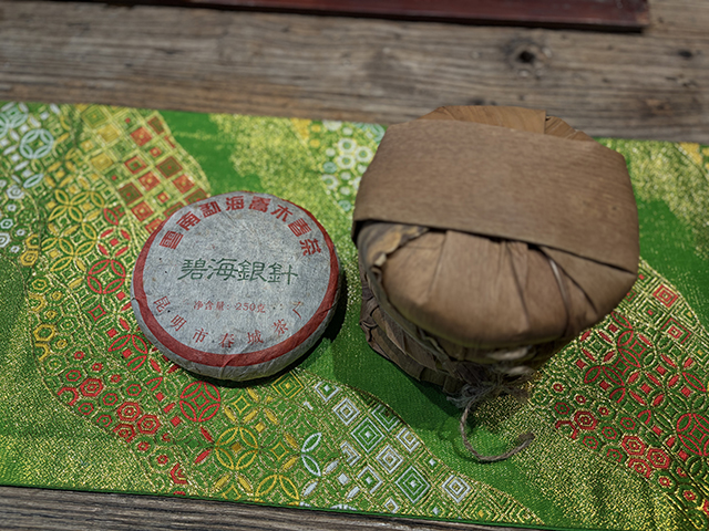 图为春城茶厂2004年碧海银针馒头饼250克