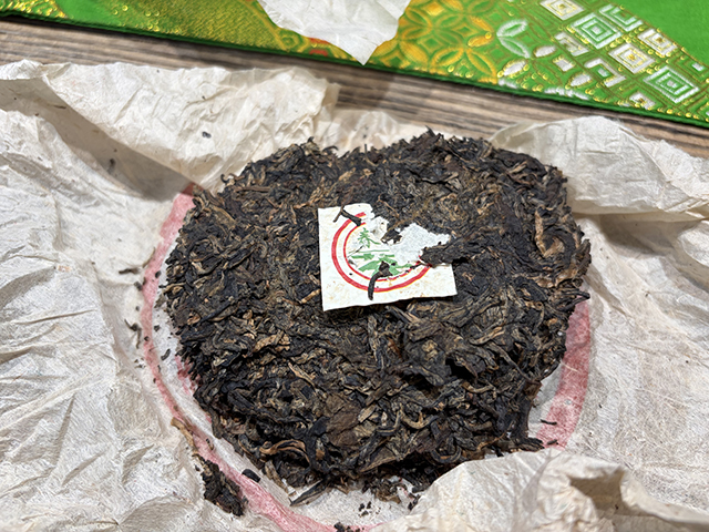图为春城茶厂2004年碧海银针馒头饼250克