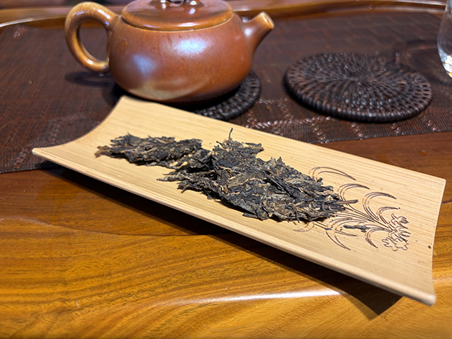 图为春城茶厂2004年碧海银针馒头饼250克