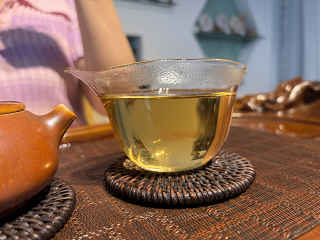 图为春城茶厂2004年碧海银针馒头饼250克