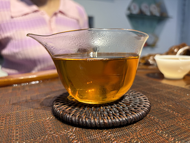 图为春城茶厂2004年碧海银针馒头饼250克