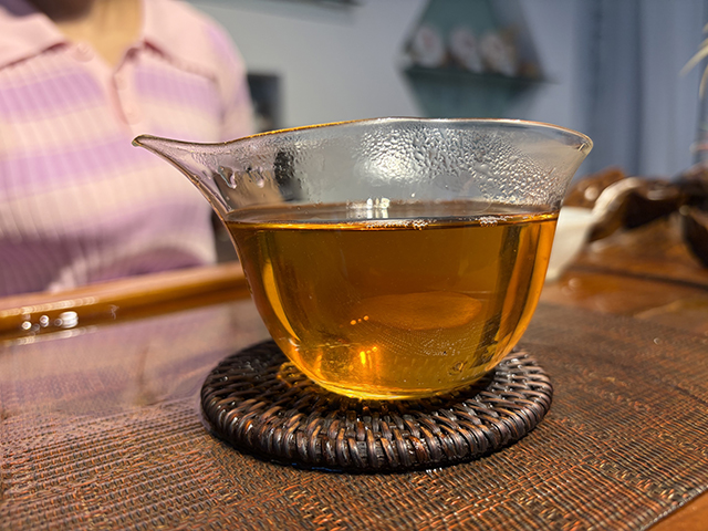 图为春城茶厂2004年碧海银针馒头饼250克