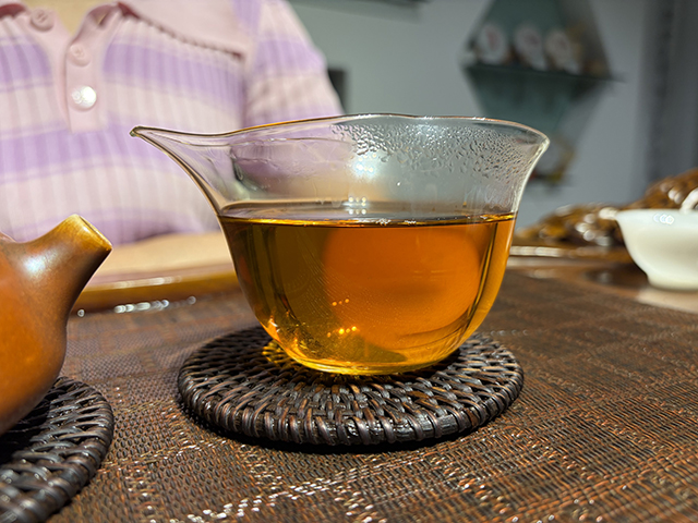 图为春城茶厂2004年碧海银针馒头饼250克