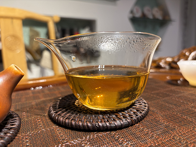 图为春城茶厂2004年碧海银针馒头饼250克