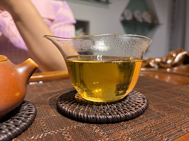 图为春城茶厂2004年碧海银针馒头饼250克