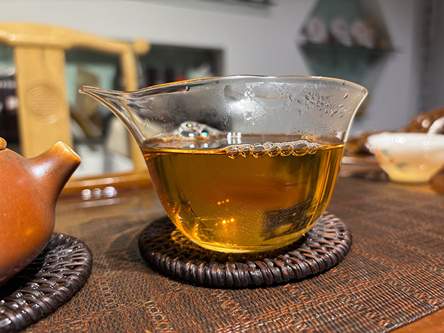 图为春城茶厂2004年碧海银针馒头饼250克