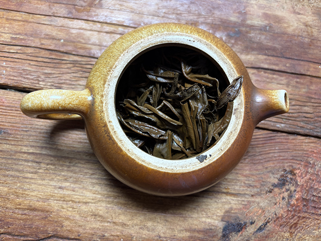 图为郭记茶莊2005年君象御贡蛮砖早春饼