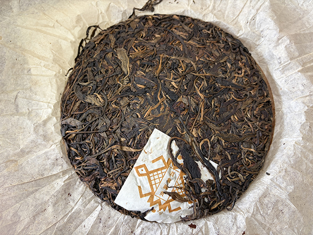 图为郭记茶莊2005年君象御贡蛮砖早春饼