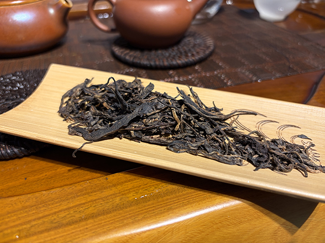 图为郭记茶莊2005年君象御贡蛮砖早春饼