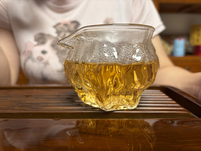 图为郭记茶莊2005年君象御贡蛮砖早春饼