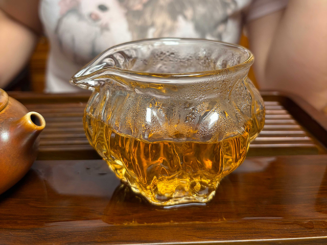图为郭记茶莊2005年君象御贡蛮砖早春饼
