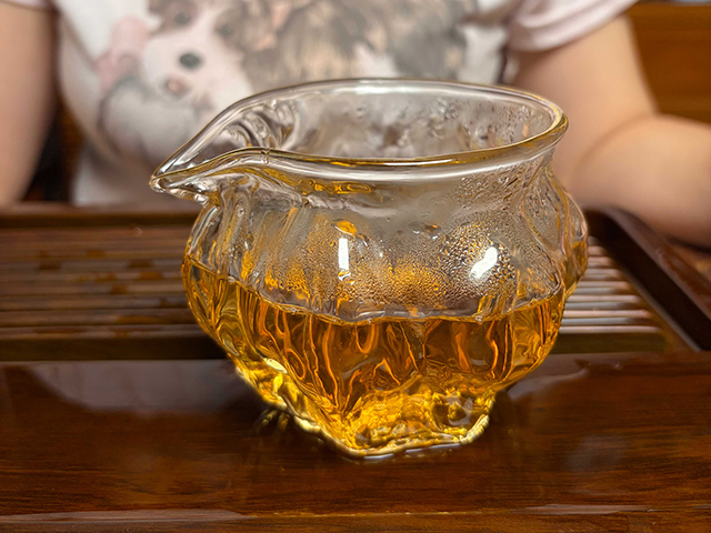 图为郭记茶莊2005年君象御贡蛮砖早春饼