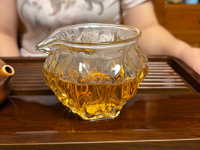 图为郭记茶莊2005年君象御贡蛮砖早春饼