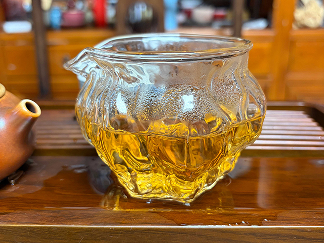 图为郭记茶莊2005年君象御贡蛮砖早春饼