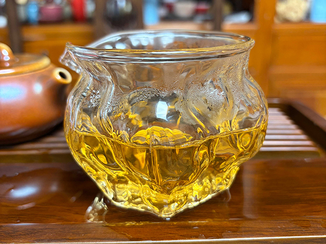 图为郭记茶莊2005年君象御贡蛮砖早春饼