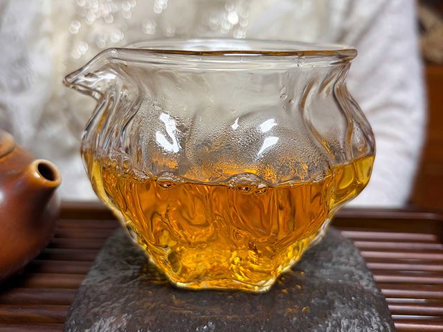 图为象明茏兴茶厂2009年蛮砖早春饼