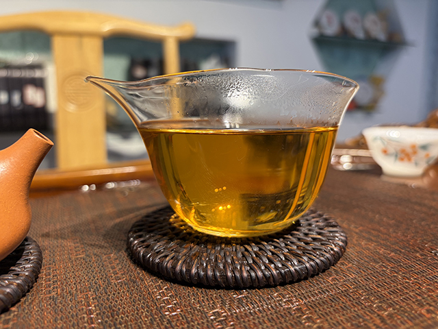 图为象明茏兴茶厂2007年蛮砖早春饼