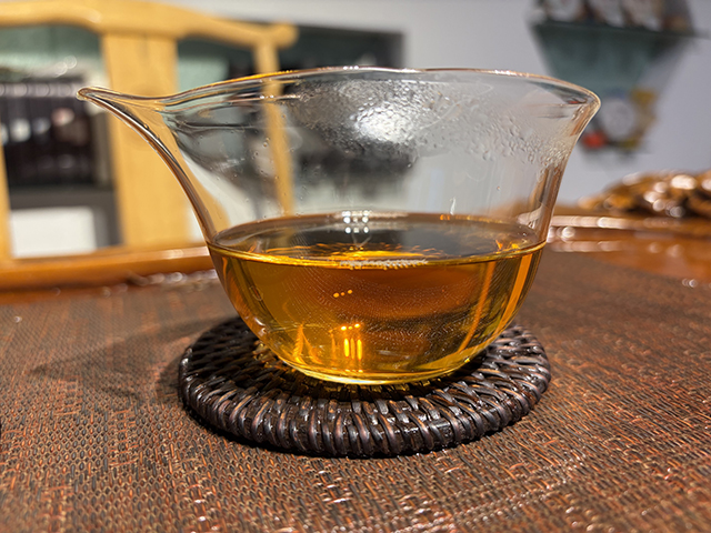 图为象明茏兴茶厂2007年蛮砖早春饼