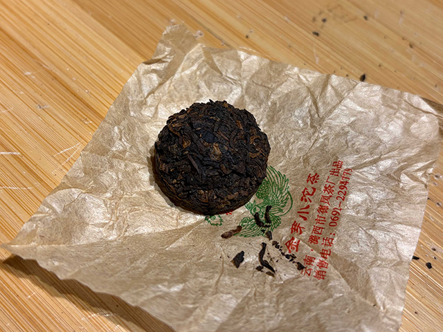 图为德凤茶厂2008年金芽小沱茶