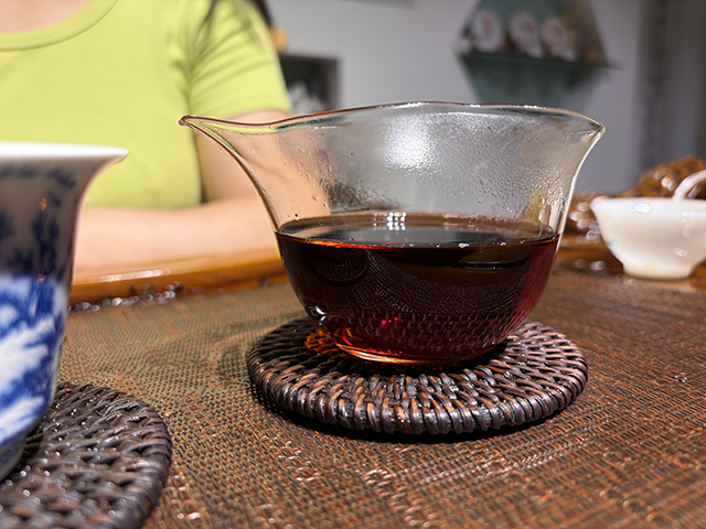 图为德凤茶厂2008年金芽小沱茶
