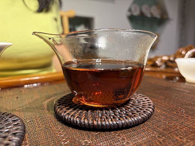 图为德凤茶厂2008年金芽小沱茶