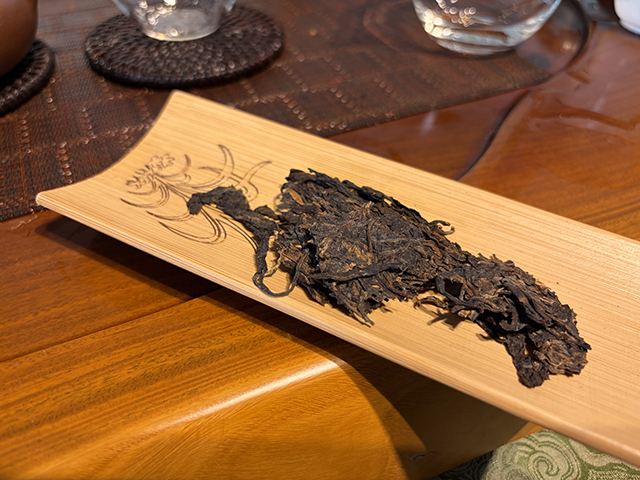 图为象明茏兴茶厂2007年蛮砖早春饼